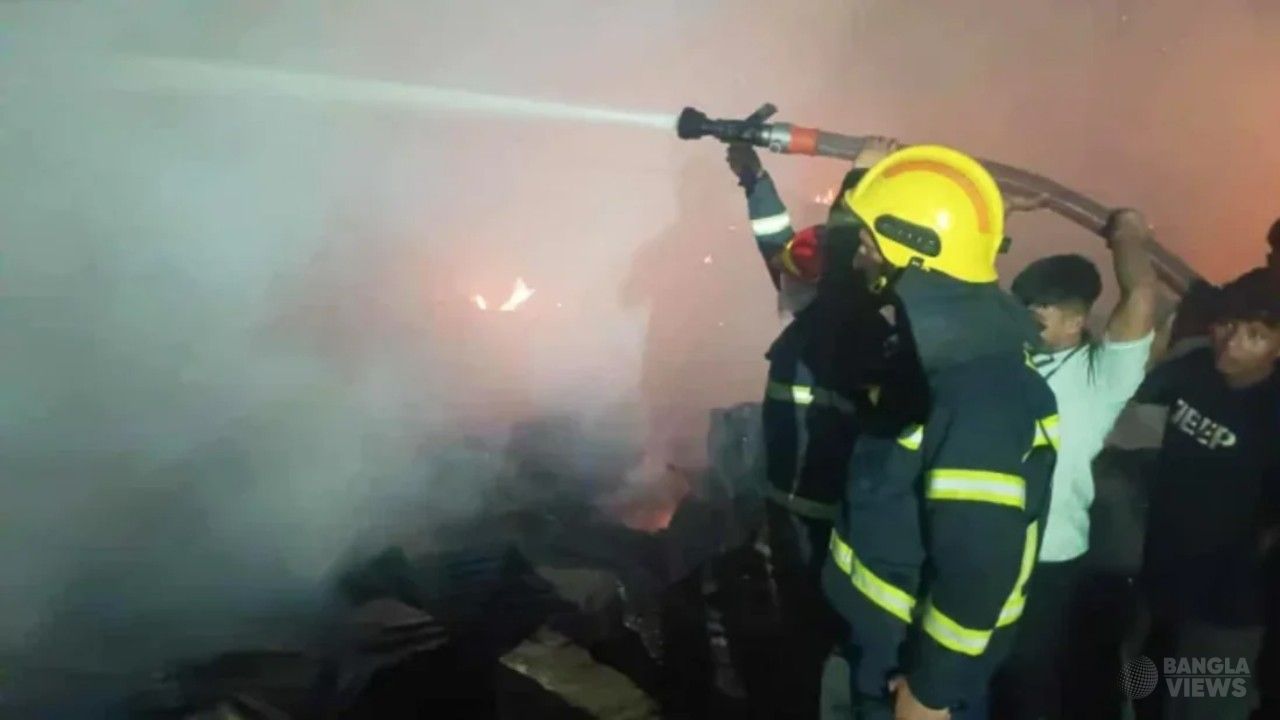 কেরানীগঞ্জে আমান প্লাস্টিক কারখানায় আগুন, নিয়ন্ত্রণে কাজ করছে ৮ ইউনিট