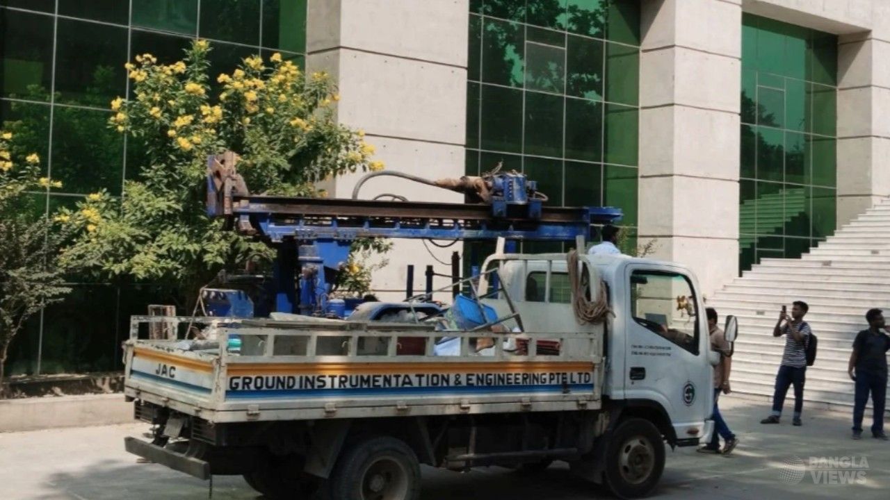 গবেষণার মাঠ উদ্ধারে এবার নির্মাণসামগ্রী নিয়ে গেলেন শেকৃবি শিক্ষার্থীরা