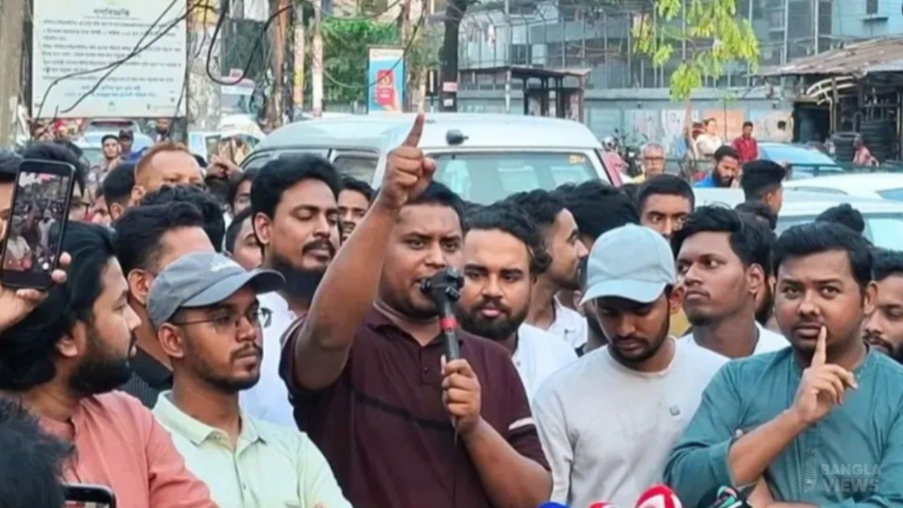 প্রধানমন্ত্রীর আশপাশের লোকজনের পকেটে সবসময় ফিরতি ফ্লাইটের টিকিট থাকে: হাসনাত আবদুল্লাহ
