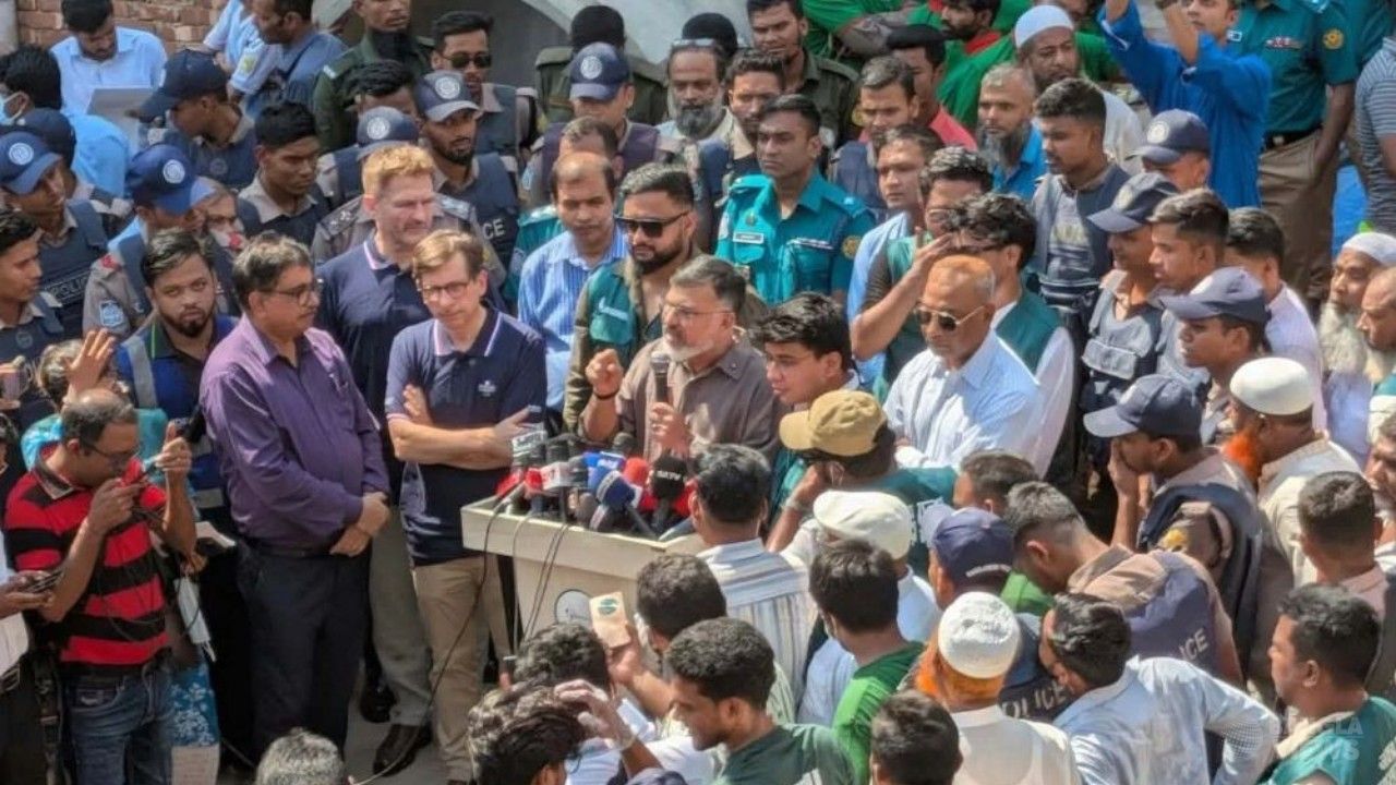 মিরপুরের প্যারিস খাল পরিষ্কারে তরুণদের উদ্যোগ, পাশে ডিএনসিসি