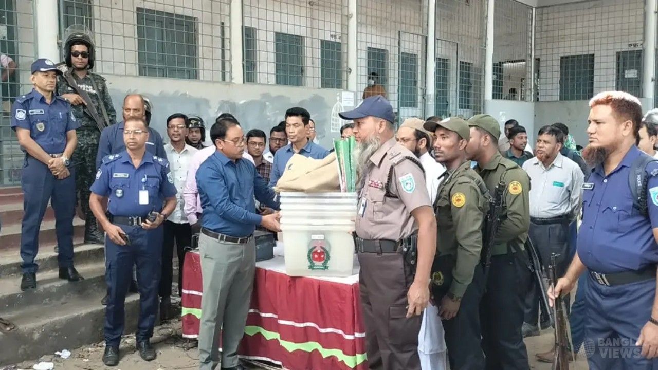 ঠাকুরগাঁও-১ আসনে ভোট কাল, ১৮৫ কেন্দ্রে পৌঁছাচ্ছে নির্বাচনি সরঞ্জাম