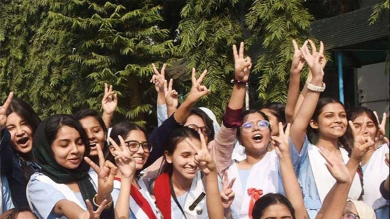 পাসের হারে এগিয়ে ছাত্রীরা, জিপিএ-৫-এ ছাত্ররা