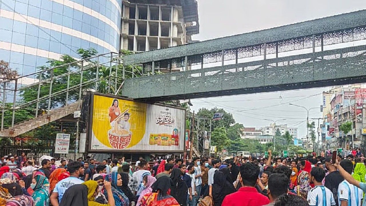 মিরপুরে ৩০ হাজার টাকা ন্যূনতম মজুরির দাবিতে শ্রমিকদের সড়ক অবরোধ